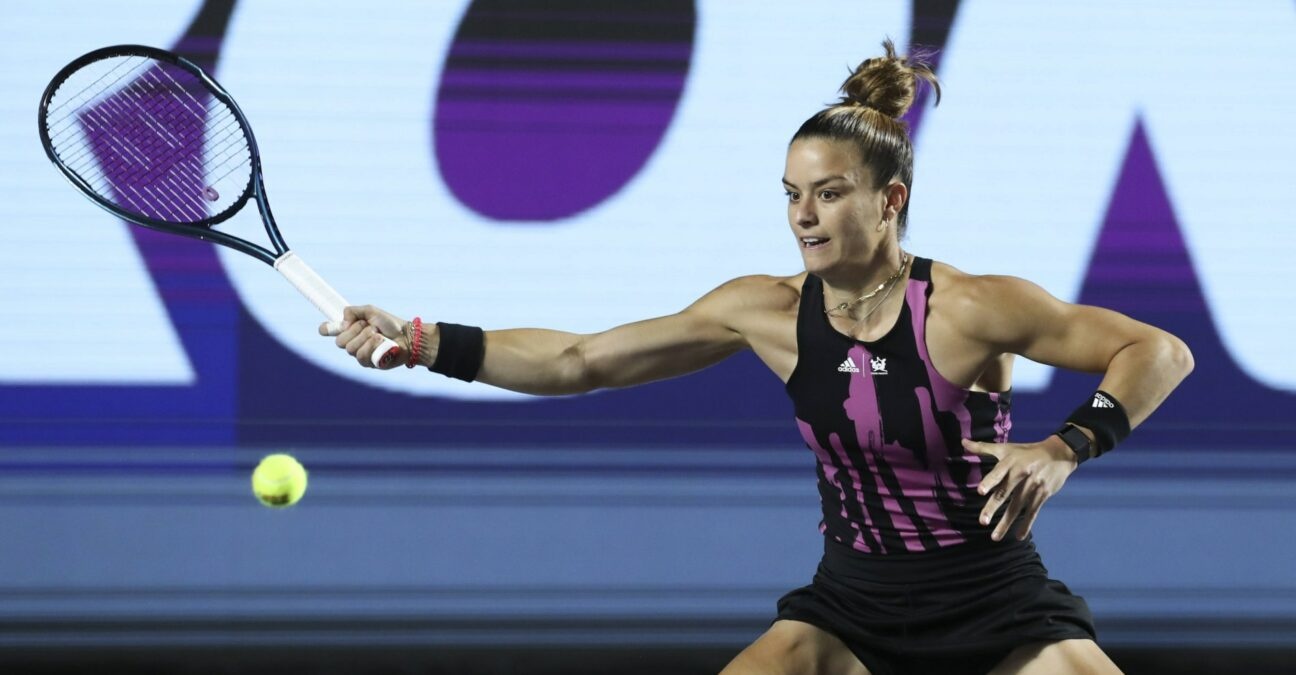 Maria Sakkari hits a slice forehand during her victory against Bouzkova in Guadalajara in 2022