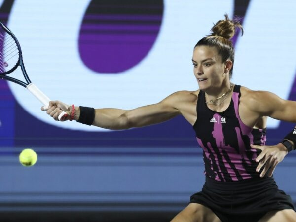 Maria Sakkari hits a slice forehand during her victory against Bouzkova in Guadalajara in 2022