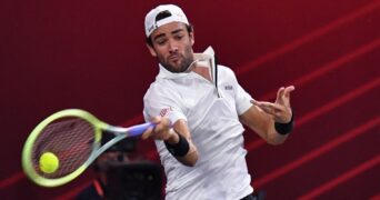 Matteo Berrettini hitting a forehand against Spaniard Roberto Carballes Baena at the Firenze Open in 2022