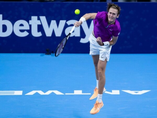 Sebastian Korda hits a serve during his victory against Dominic Thiem in the semi-final of Antwerp in 2022