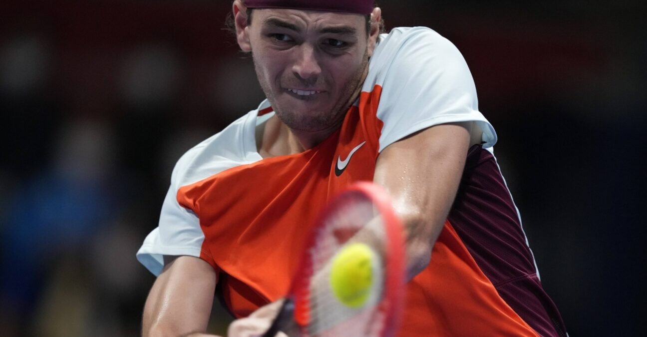 Taylor Fritz hits a bakchand in Tokyo where he wons in 2022