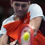 Taylor Fritz hits a bakchand in Tokyo where he wons in 2022