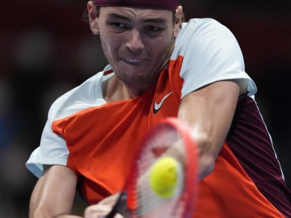 Taylor Fritz hits a bakchand in Tokyo where he wons in 2022