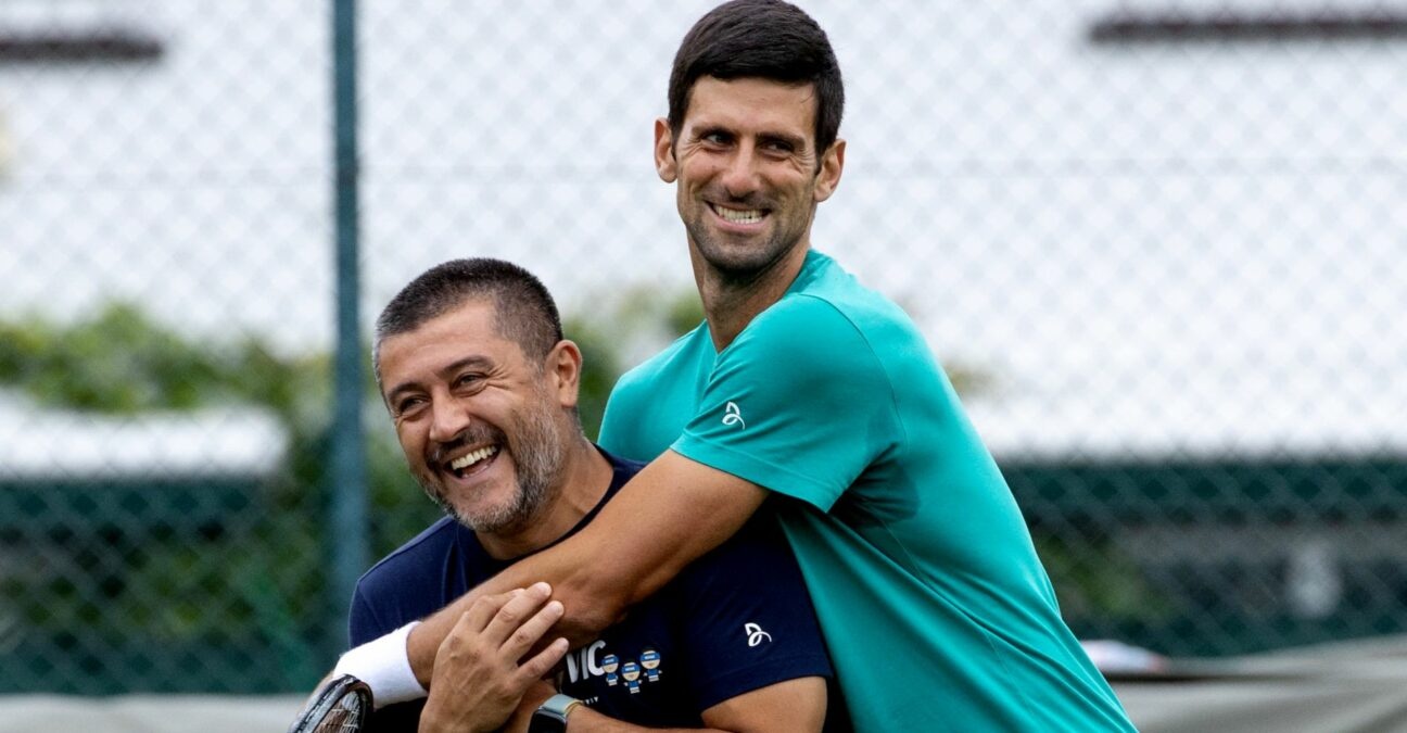 Novak Djokovic avec son ancien physiothérapeute, Ulises Badio, à Wimbledon en 2022