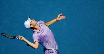 Hubert Hurkacz service à l'Open d'Australie 2023