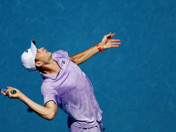 Hubert Hurkacz service à l'Open d'Australie 2023