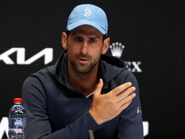 Novak Djokovic Open d'Australie conférence de presse casquette bouteille d'eau