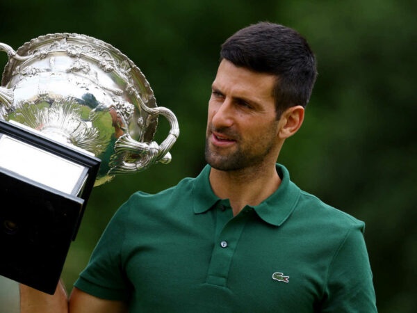 Novak Djokovic avec le trophée de l'Open d'Australie