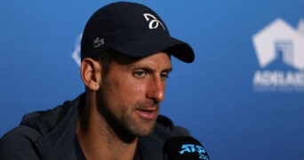 Novak Djokovic en conférence de presse à Adélaïde en 2023 après sa victoire contre Quentin Halys