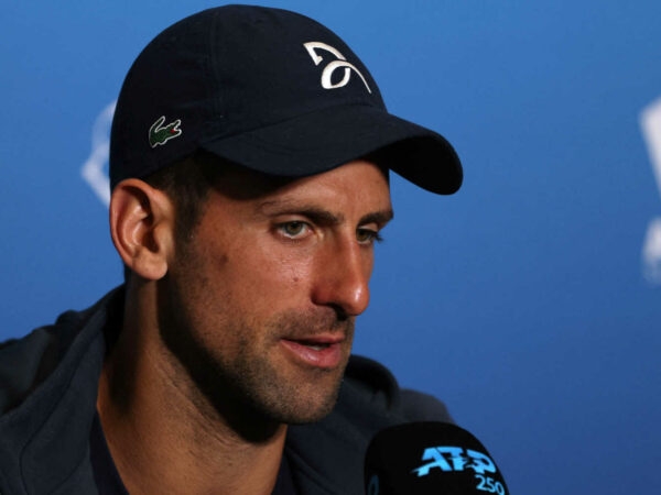 Novak Djokovic en conférence de presse à Adélaïde en 2023 après sa victoire contre Quentin Halys