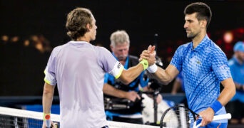 Poignée de main entre Alex de Minaur et Novak Djokovic