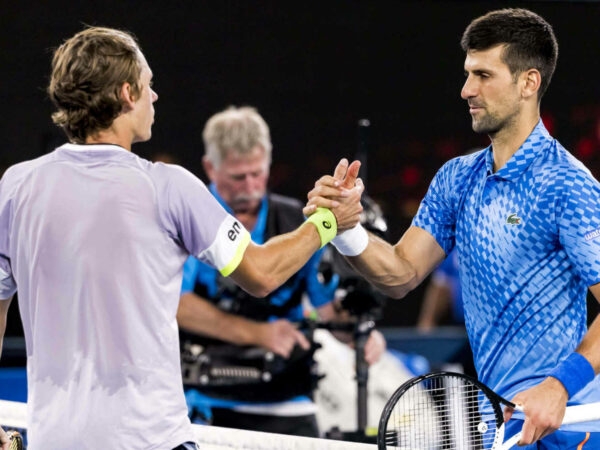 Poignée de main entre Alex de Minaur et Novak Djokovic