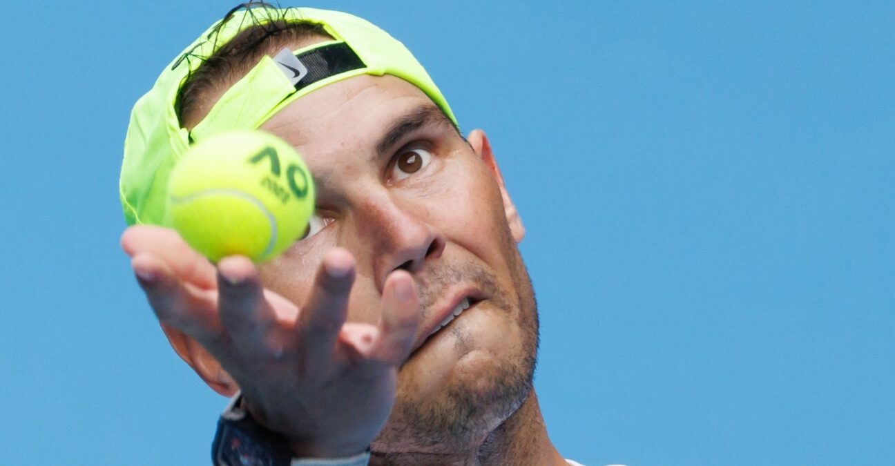 Rafael Nadal Open d'Australie 2023 service œil balle casquette
