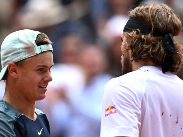 Stefanos Tsitsipas Holger Rune poignée de mains Roland Garros 2022