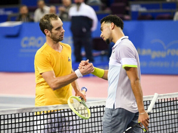 Poignée de main entre Richard Gasquet et Arthur Fils à Montpellier