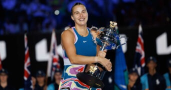 Aryna Sabalenka avec le trophée de l'Open d'Australie