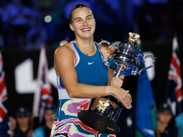 Aryna Sabalenka avec le trophée de l'Open d'Australie