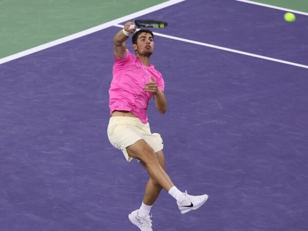 Carlos Alcaraz smash Indian Wells