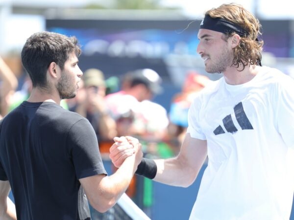 Carlos Alcaraz Stefanos Tsitsipas entraînement poignée de mains