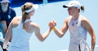 Elena Rybakina Iga Swiatek Open d'Australie 2023 poignée de mains