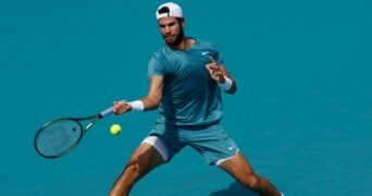 Karen Khachanov Miami coup droit appuis ouverts