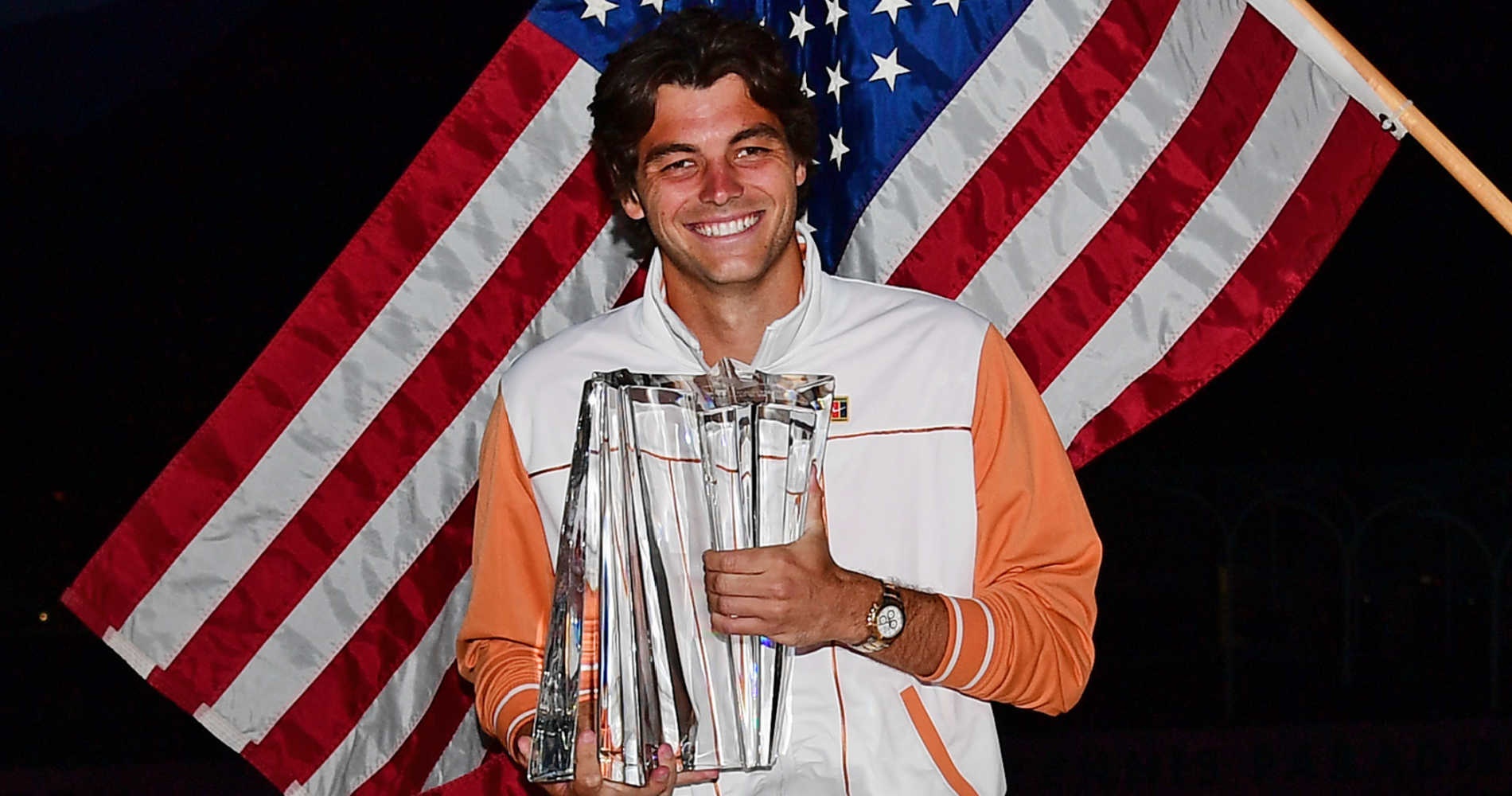 Taylor Fritz devant le drapeau américain à Indian Wells en 2022