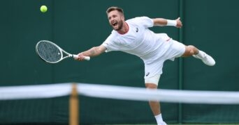 Corentin Moutet Wimbledon 2023 retour coup droit main droite