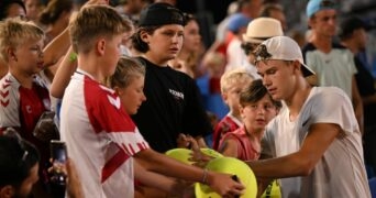 Holger Rune et des supporters danois - Hopman Cup 2023