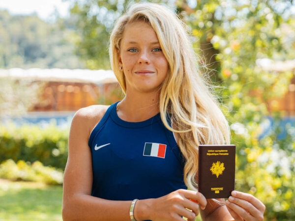 Ksenia Efremova et son passeport français, 2023