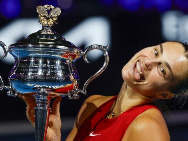 Aryna Sabalenka Open d'Australie 2024 trophée coupe