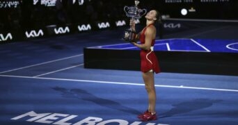 Aryna Sabalenka Open d'Australie 2024 cérémonie trophée