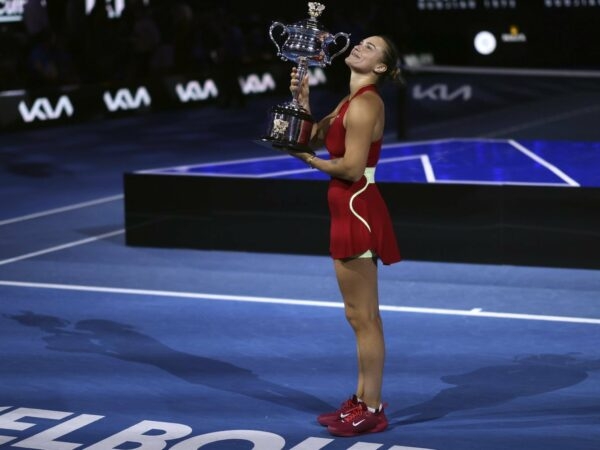 Aryna Sabalenka Open d'Australie 2024 cérémonie trophée