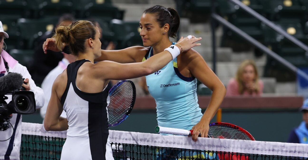 Caroline Garcia et Maria Sakkari après la victoire de la Grecque au troisième tour du tournoi d'Indian Wells 2024