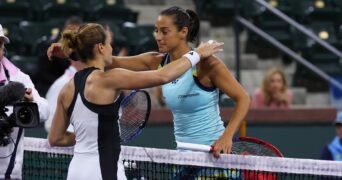Caroline Garcia et Maria Sakkari après la victoire de la Grecque au troisième tour du tournoi d'Indian Wells 2024