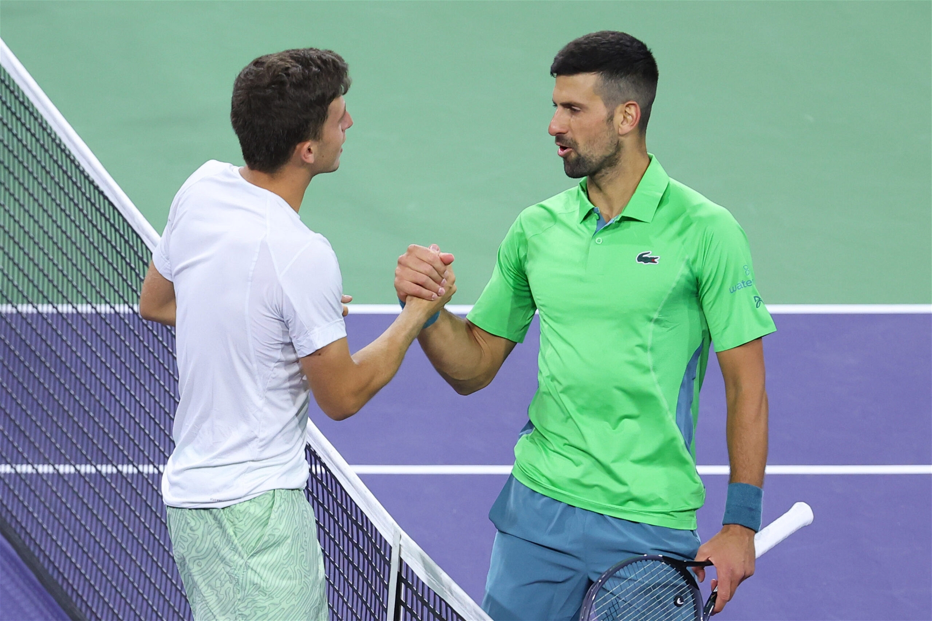 Luca Nardi et Novak Djokovic après la victoire de l'Italien au troisième tour d'Indian Wells 2024