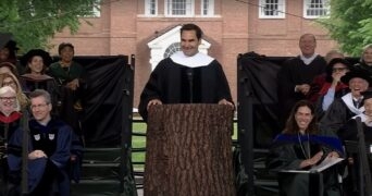 Roger Federer lors de son discours à l'Université de Dartmouth