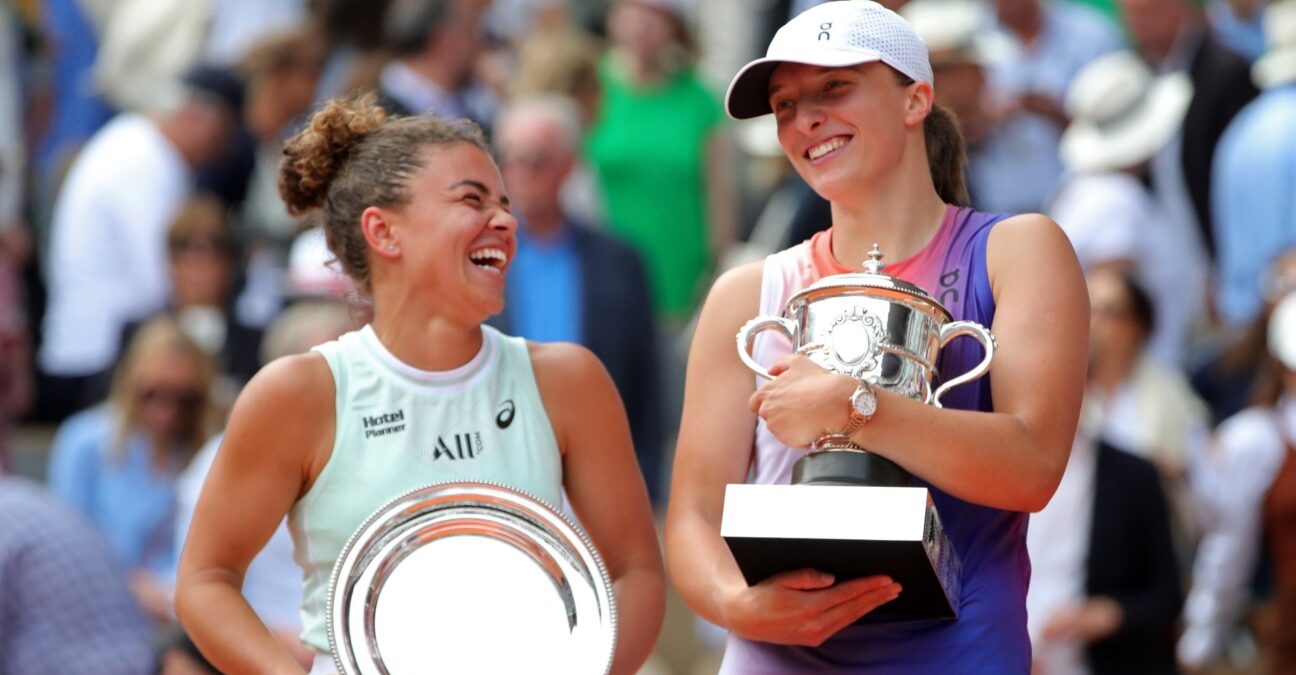 Jasmine Paolini et Iga Swiatek lors de la remise des trophées à Roland-Garros 2024