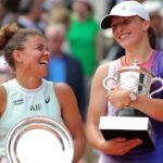 Jasmine Paolini et Iga Swiatek lors de la remise des trophées à Roland-Garros 2024