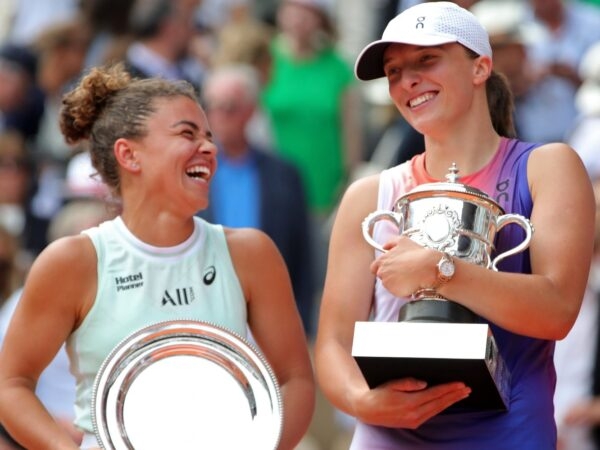 Jasmine Paolini et Iga Swiatek lors de la remise des trophées à Roland-Garros 2024