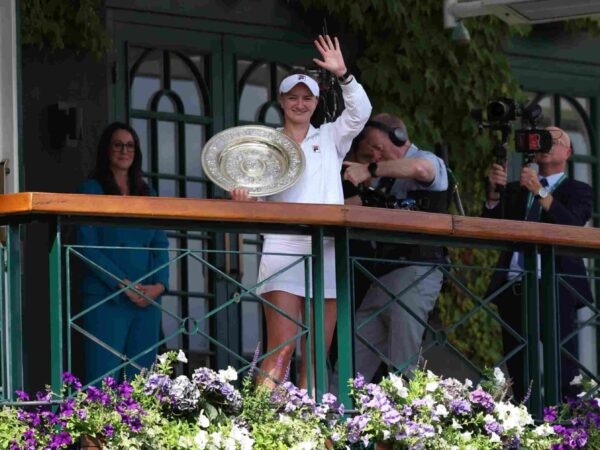 Barbora Krejcikova Wimbledon 2024 trophée