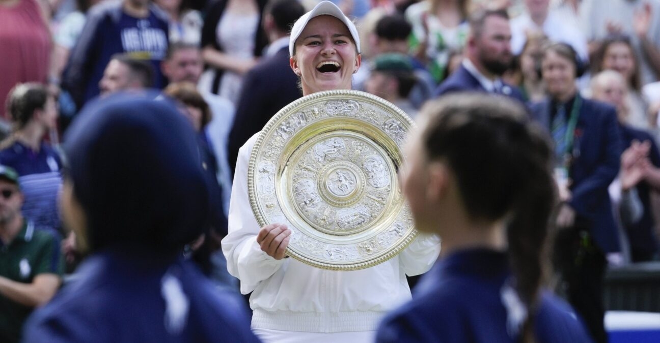 Barbora Krejcikova Wimbledon 2024 trophée