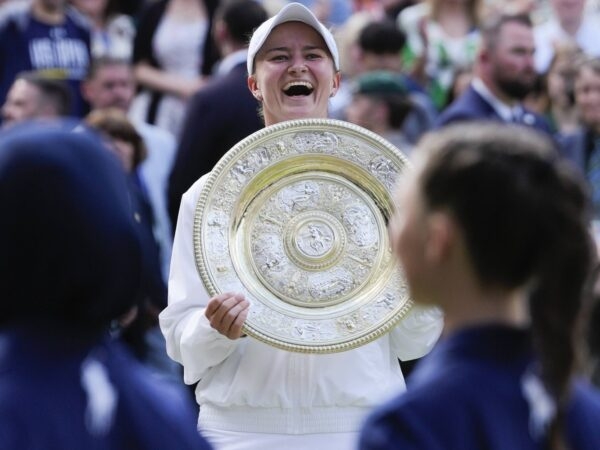 Barbora Krejcikova Wimbledon 2024 trophée