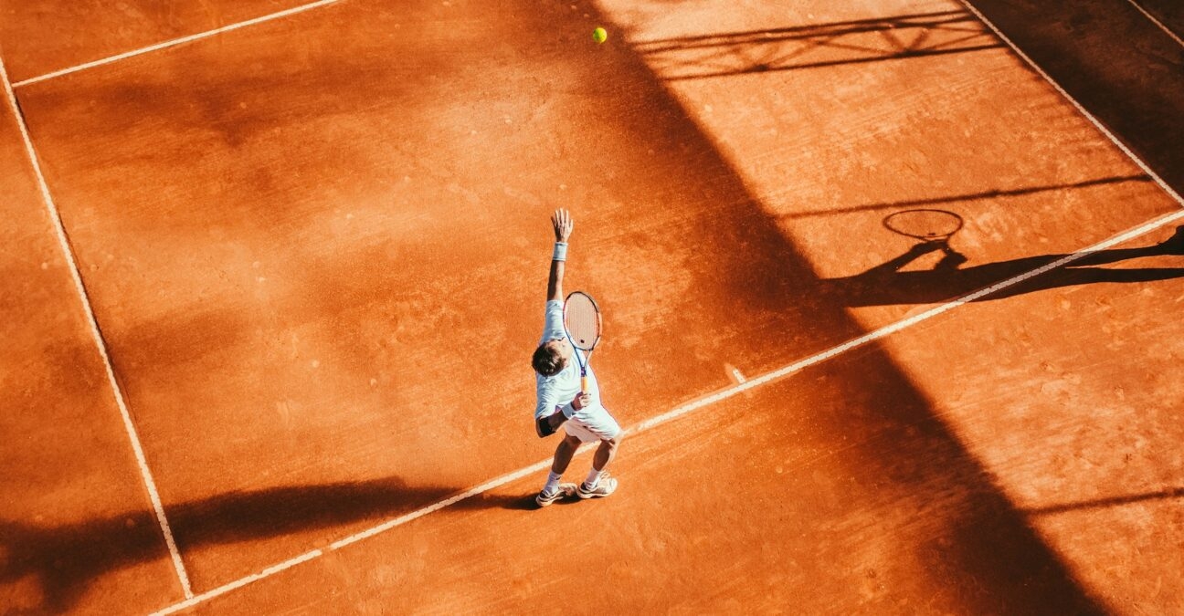 Un joueur de tennis au service