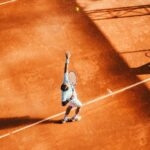 Un joueur de tennis au service