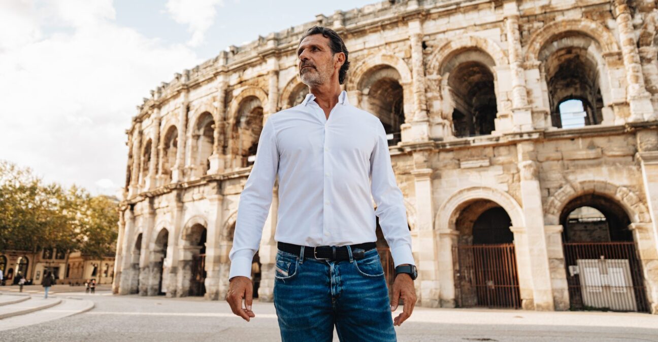 Patrick Mouratoglou devant les Arènes de Nîmes