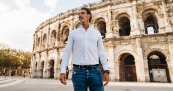 Patrick Mouratoglou devant les Arènes de Nîmes