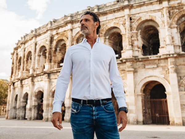 Patrick Mouratoglou devant les Arènes de Nîmes